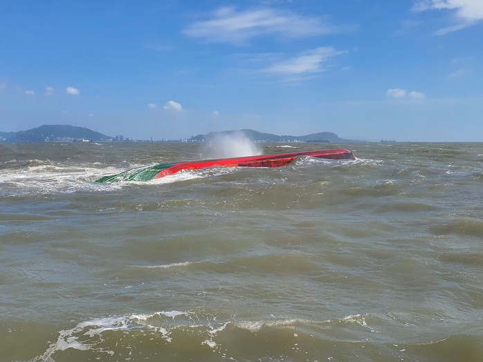 Sà lan chở cát bị lật cách Vũng Tàu 2 hải lý - Ảnh 1.