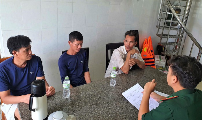 Sà lan chở cát bị lật cách Vũng Tàu 2 hải lý - Ảnh 2.