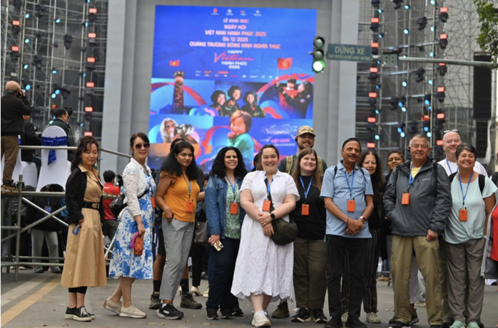 Ngày hội Việt Nam hạnh phúc - Vietnam Happy Fest 2025 lan tỏa yêu thương giữa lòng Hà Nội - Ảnh 2. Ngày hội Việt Nam hạnh phúc - Vietnam Happy Fest 2025 lan tỏa yêu thương giữa lòng Hà Nội - Ảnh 2.