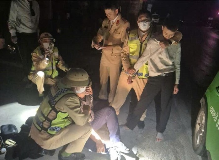 Bí mật trong xe taxi chở 3 người đàn ông đi tìm “của lạ” trong đêm - Ảnh 1.