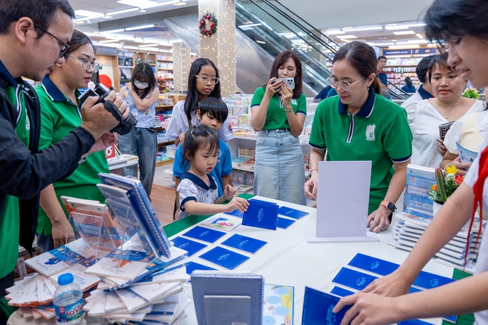 Chủ tịch Hội Nhà văn Việt Nam lý giải vì sao trẻ em ngày càng rời xa sách - Ảnh 3.