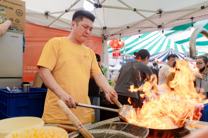 VIDEO: Hơn 300 món ngon "Hương Sắc Ngũ Vị" hội tụ tại Lễ hội Ẩm thực Chợ Lớn - Food Story 2025 - Ảnh 9.