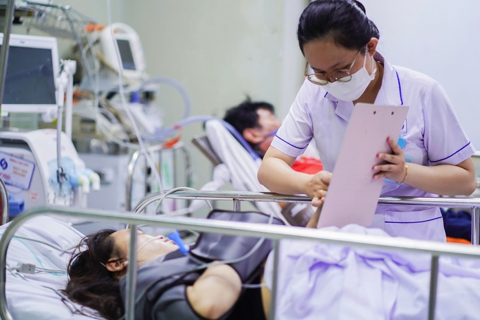 Sức khoẻ 2 nạn nhân vụ cháy quán ăn hiện ra sao? - Ảnh 1.