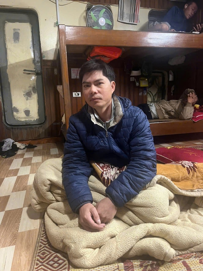 VIDEO: Giây phút sinh tử của 2 ngư dân trong đêm ở biển cửa Gianh - Ảnh 2. VIDEO: Giây phút sinh tử của 2 ngư dân trong đêm ở biển cửa Gianh - Ảnh 2.