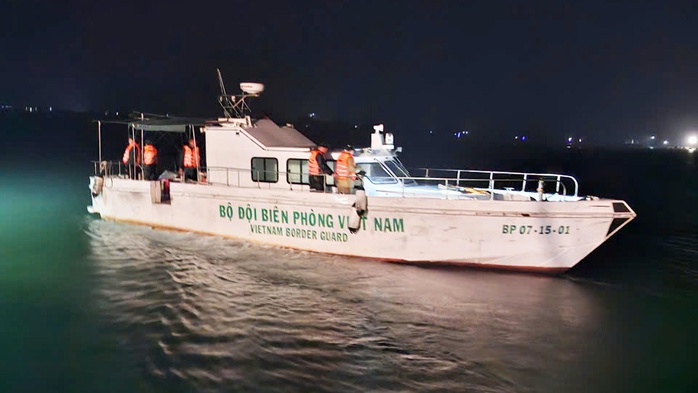 VIDEO: Giây phút sinh tử của 2 ngư dân trong đêm ở biển cửa Gianh - Ảnh 1. VIDEO: Giây phút sinh tử của 2 ngư dân trong đêm ở biển cửa Gianh - Ảnh 1.