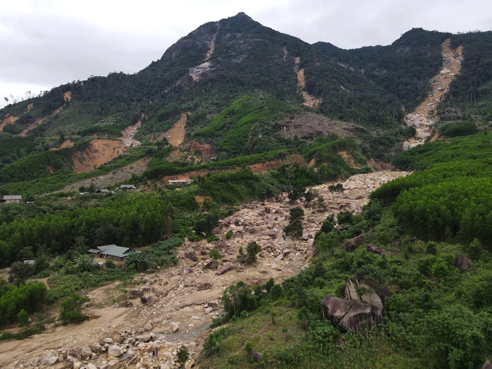 Sạt lở núi Chư Yang Hanh, đề nghị di dời khẩn cấp 242 hộ dân - Ảnh 1.