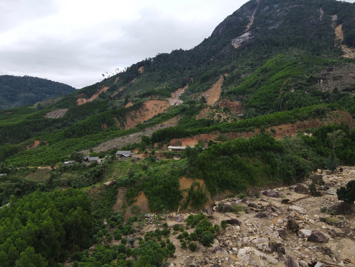 Sạt lở núi Chư Yang Hanh, đề nghị di dời khẩn cấp 242 hộ dân - Ảnh 2.