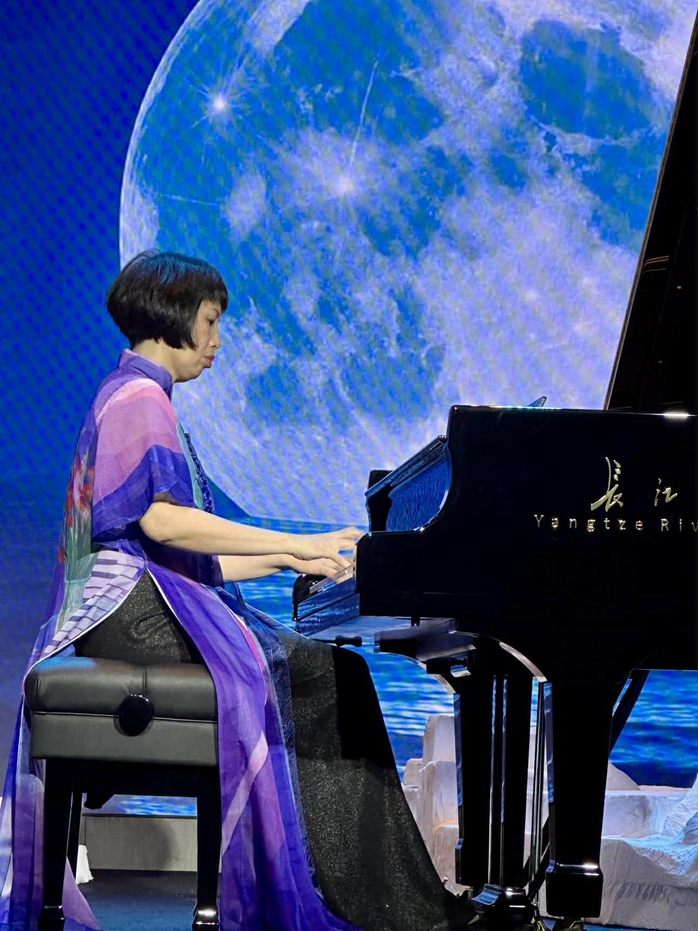 Nghệ sĩ Bích Trà mang yêu thương đến đêm nhạc "Tia sáng từ một mặt trời mới" - Ảnh 1.