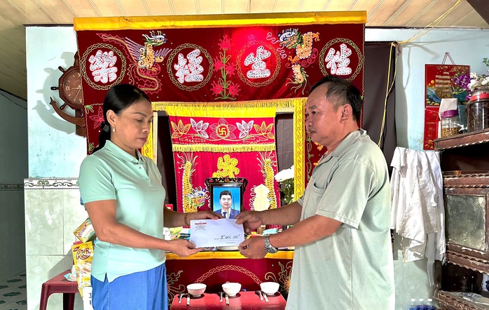 Tiếp sức học sinh nghèo vùng lũ - Ảnh 2. Tiếp sức học sinh nghèo vùng lũ - Ảnh 1.