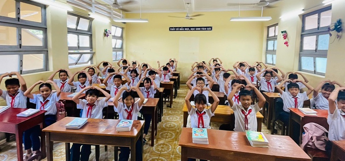 Tiếp sức học sinh nghèo vùng lũ - Ảnh 1. Tiếp sức học sinh nghèo vùng lũ - Ảnh 1.