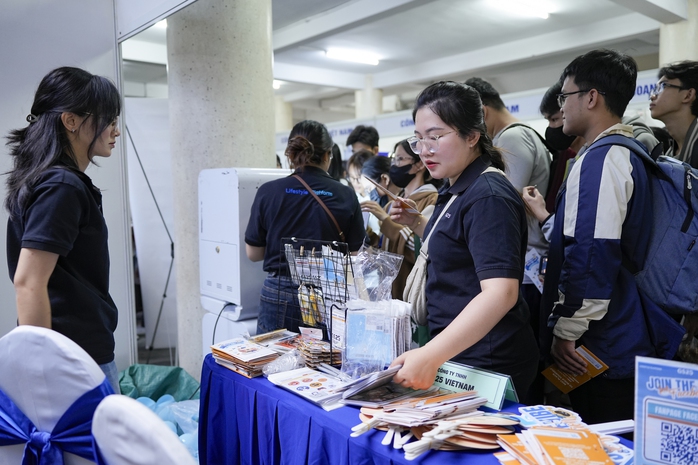 TPHCM cần bổ sung 18.000 lao động dịp cuối năm - Ảnh 1.