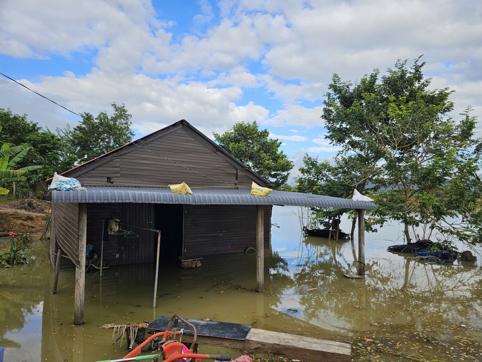 Nước lũ kéo dài ở Gia Lai khiến người dân khốn khổ và khó khăn sinh sống - Ảnh 5. Nước lũ kéo dài ở Gia Lai khiến người dân khốn khổ và khó khăn sinh sống - Ảnh 5.
