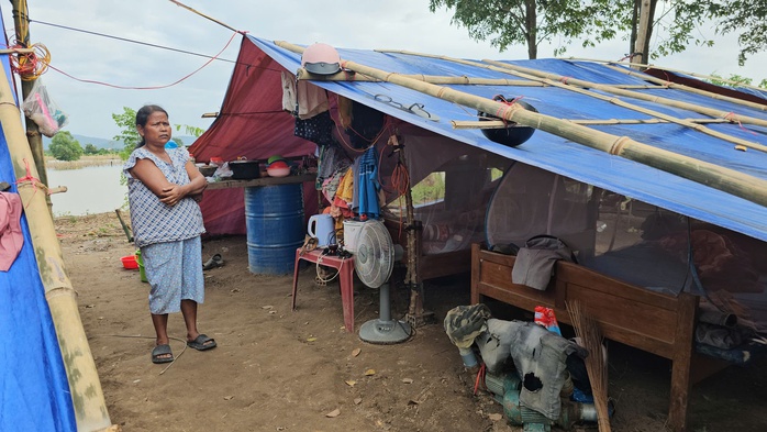 Nước lũ kéo dài ở Gia Lai khiến người dân khốn khổ và khó khăn sinh sống - Ảnh 8. Nước lũ kéo dài ở Gia Lai khiến người dân khốn khổ và khó khăn sinh sống - Ảnh 8.