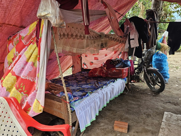 Nước lũ kéo dài ở Gia Lai khiến người dân khốn khổ và khó khăn sinh sống - Ảnh 9. Nước lũ kéo dài ở Gia Lai khiến người dân khốn khổ và khó khăn sinh sống - Ảnh 9.