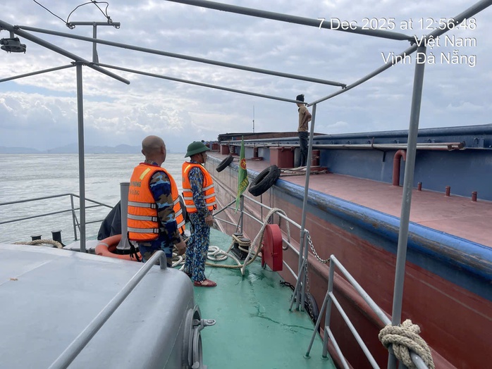 Giải cứu thuyền viên tàu Tuấn Kiệt 68 trên vịnh Đà Nẵng an toàn - Ảnh 1. Giải cứu thuyền viên tàu Tuấn Kiệt 68 trên vịnh Đà Nẵng an toàn - Ảnh 1.