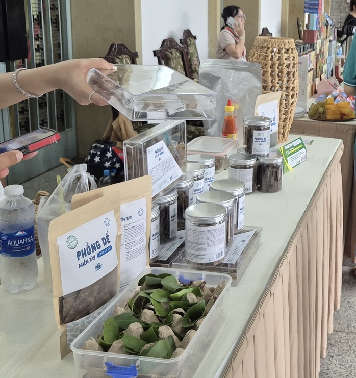 Độc đáo bánh phồng, snack dế - Ảnh 1. Độc đáo bánh phồng, snack dế - Ảnh 1.