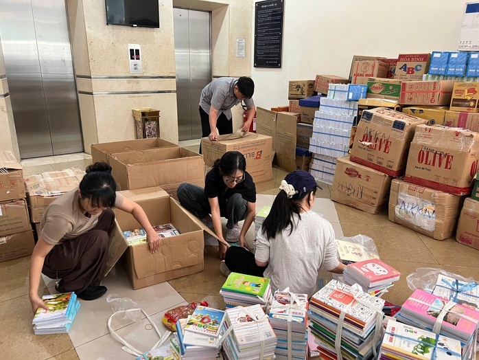 FC Nhà Chín Muồi "xắn tay" hỗ trợ đóng gói tập vở gửi học sinh vùng lũ - Ảnh 1.