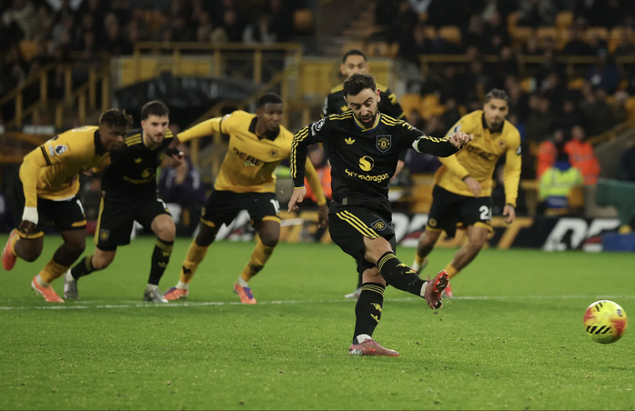 Bruno Fernandes lập c&uacute; đ&uacute;p, Man United thắng tưng bừng tại Molineux - Ảnh 7.