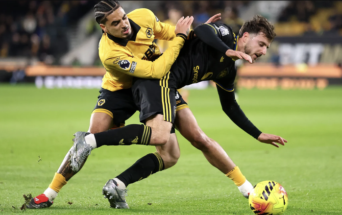 Bruno Fernandes lập c&uacute; đ&uacute;p, Man United thắng tưng bừng tại Molineux - Ảnh 1.