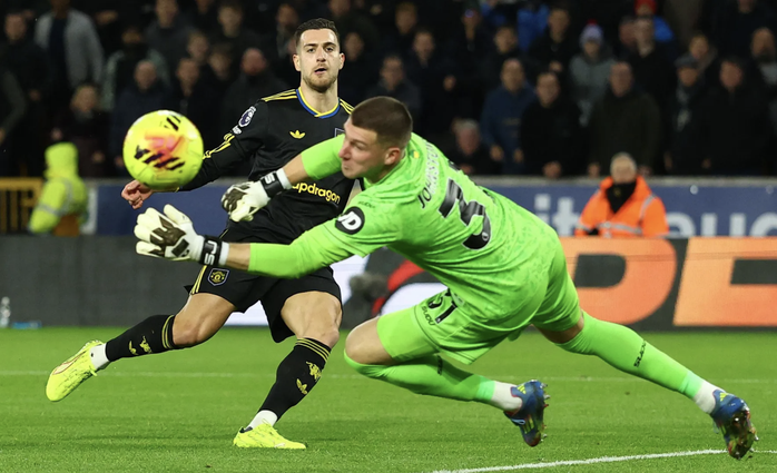 Bruno Fernandes lập c&uacute; đ&uacute;p, Man United thắng tưng bừng tại Molineux - Ảnh 2.