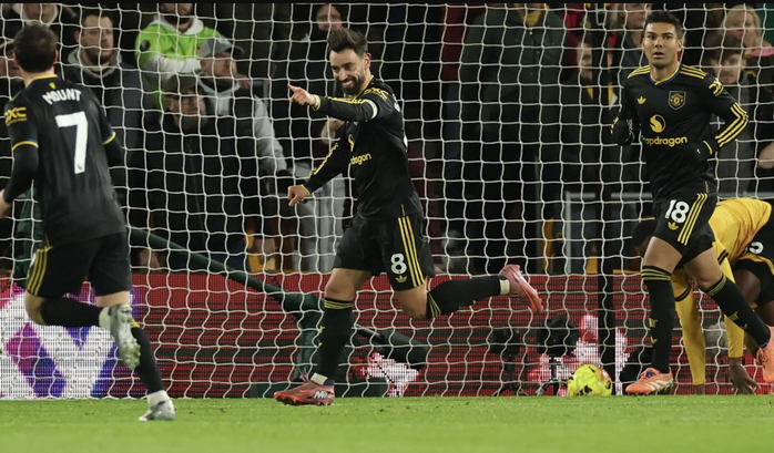 Bruno Fernandes lập c&uacute; đ&uacute;p, Man United thắng tưng bừng tại Molineux - Ảnh 3.