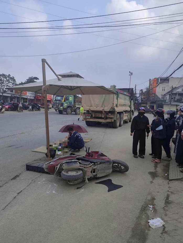 Người phụ nữ điều khiển xe máy tử vong thương tâm sau cú va chạm với xe tải  - Ảnh 1.