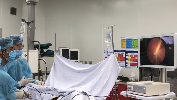 “Tạo cảm giác lạ”, một bé trai đưa dây sạc vào vùng kín - Ảnh 1.