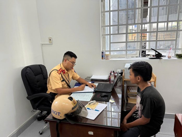 Bốc đầu xe máy để đăng mạng xã hội , thiếu niên ở TPHCM bị xử lý nghiêm - Ảnh 1. Bốc đầu xe máy để đăng mạng xã hội , thiếu niên ở TPHCM bị xử lý nghiêm - Ảnh 1.