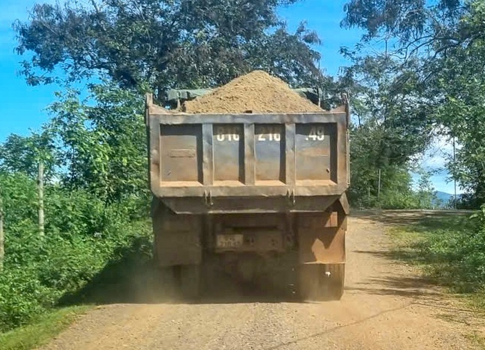Xe chở cát phá nát đường dân sinh - Ảnh 1.