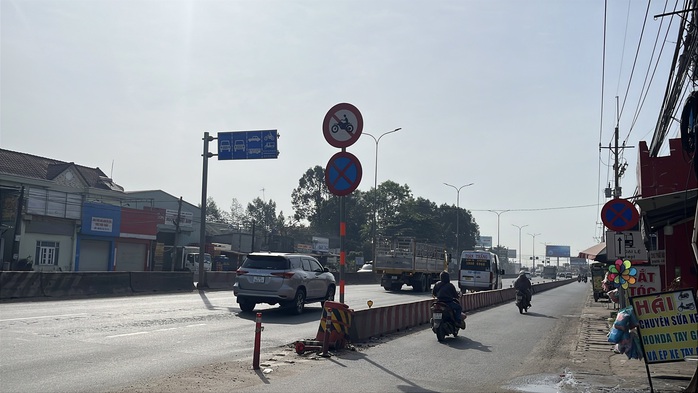 Hình ảnh bất ngờ các phương tiện lưu thông trên Quốc lộ 51 theo cách phân làn mới - Ảnh 3.