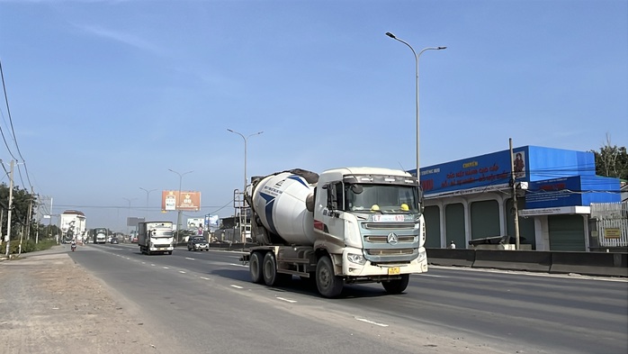 Hình ảnh bất ngờ các phương tiện lưu thông trên Quốc lộ 51 theo cách phân làn mới - Ảnh 5.