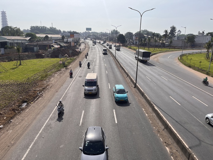 Hình ảnh bất ngờ các phương tiện lưu thông trên Quốc lộ 51 theo cách phân làn mới - Ảnh 1.