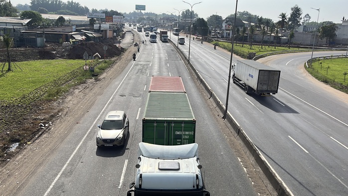 Hình ảnh bất ngờ các phương tiện lưu thông trên Quốc lộ 51 theo cách phân làn mới - Ảnh 4.