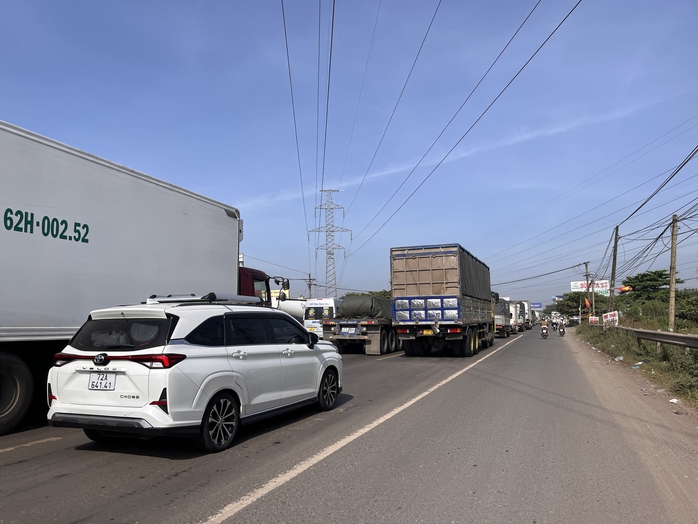 Hình ảnh bất ngờ các phương tiện lưu thông trên Quốc lộ 51 theo cách phân làn mới - Ảnh 6.