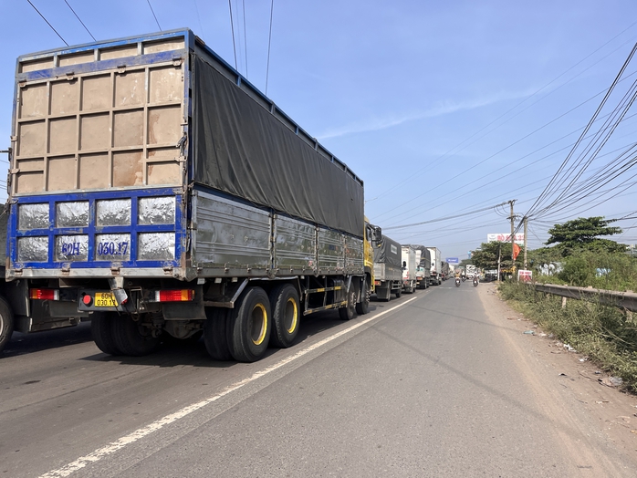 Hình ảnh bất ngờ các phương tiện lưu thông trên Quốc lộ 51 theo cách phân làn mới - Ảnh 7.