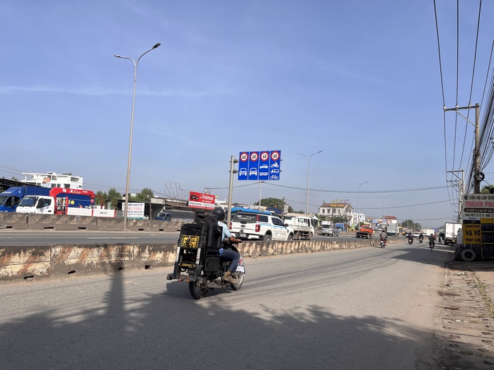 Hình ảnh bất ngờ các phương tiện lưu thông trên Quốc lộ 51 theo cách phân làn mới - Ảnh 2.