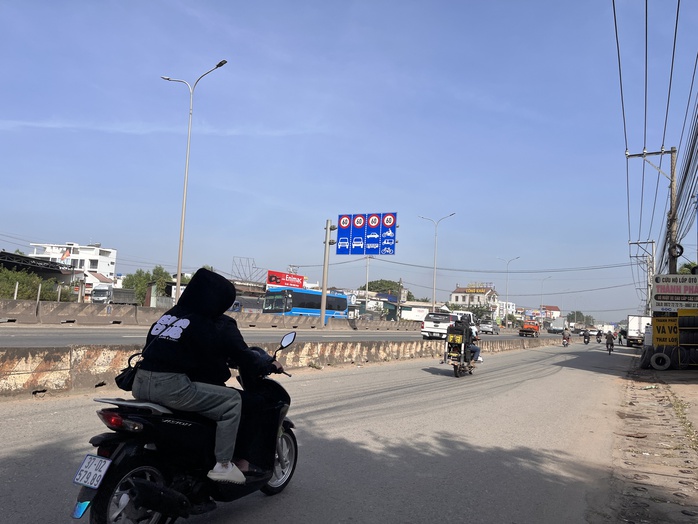 Hình ảnh bất ngờ các phương tiện lưu thông trên Quốc lộ 51 theo cách phân làn mới - Ảnh 9.