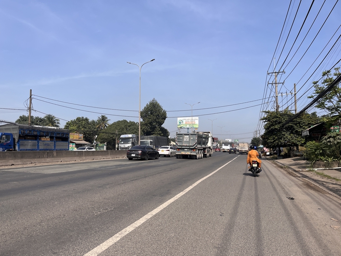 Hình ảnh bất ngờ các phương tiện lưu thông trên Quốc lộ 51 theo cách phân làn mới - Ảnh 11.