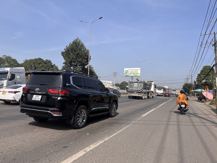 Hình ảnh bất ngờ các phương tiện lưu thông trên Quốc lộ 51 theo cách phân làn mới - Ảnh 10.