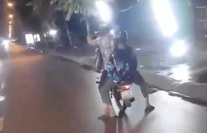 Hai thanh niên bốc đầu xe máy tại TPHCM gây sốc cộng đồng mạng - Ảnh 1.