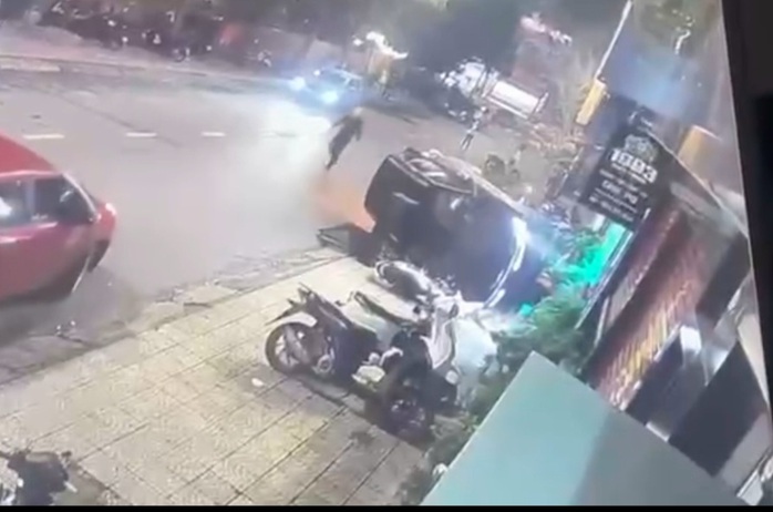 Xe ô tô bất ngờ tông trúng nhiều người đứng trên vỉa hè tại Quảng Trị - Ảnh 1. Xe ô tô bất ngờ tông trúng nhiều người đứng trên vỉa hè tại Quảng Trị - Ảnh 1.