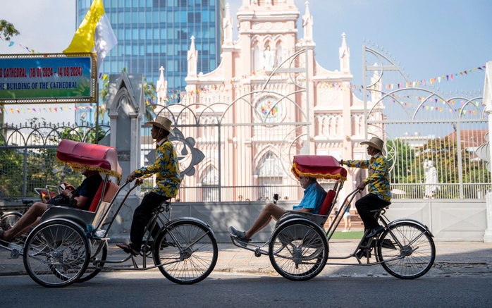 Đà Nẵng mở lớp dạy tiếng Hàn cho tài xế xích lô - Ảnh 3.