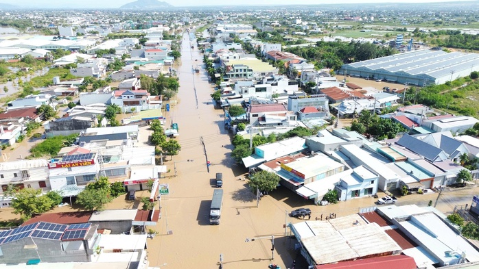 Nông dân mất trắng, nhà sập, công ty thủy lợi nói việc xả lũ “đúng quy trình” - Ảnh 2.