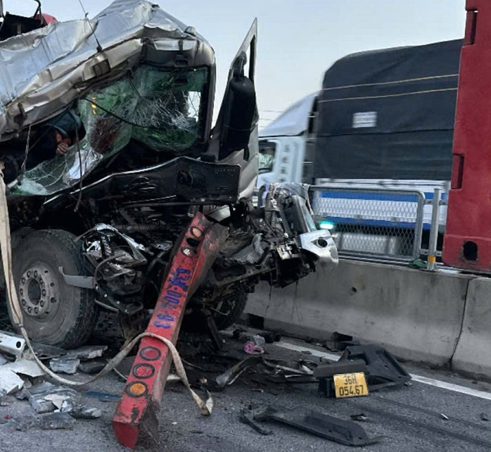 Tai nạn nghiêm trọng trên cao tốc Bùng - Vạn Ninh khiến 2 người chết , 3 bị thương - Ảnh 1. Tai nạn nghiêm trọng trên cao tốc Bùng - Vạn Ninh khiến 2 người chết , 3 bị thương - Ảnh 1.