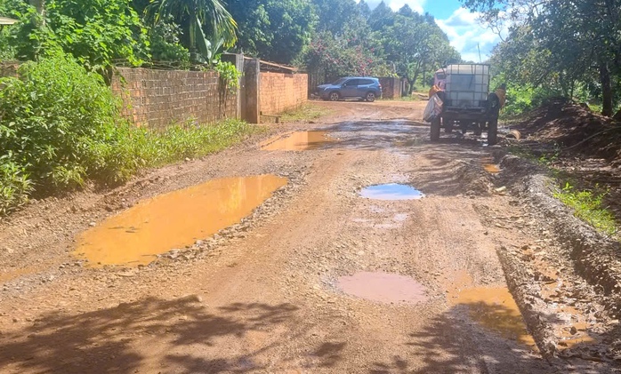 Xe chở cát phá nát đường dân sinh - Ảnh 2.