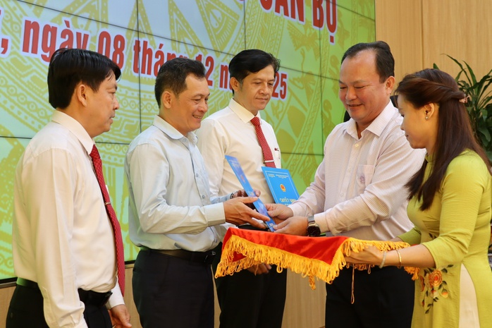 Tiếp nhận , bổ nhiệm lãnh đạo mới tại TP Cần Thơ: Kiện toàn bộ máy chính quyền - Ảnh 2.