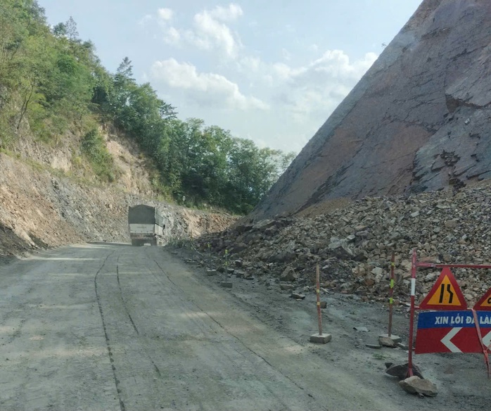 Truy tìm xe công trình gây tai nạn chết du khách nước ngoài trên đèo Đại Ninh - Ảnh 1.