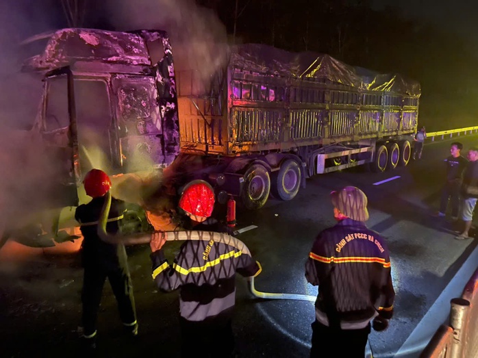 Xe đầu kéo chở 30 tấn viên nén năng lượng bốc cháy trên cao tốc Quảng Trị - Ảnh 2.