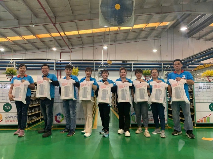 Một Công đoàn cơ sở trao hàng ngàn suất quà cho công nhân khó khăn - Ảnh 1.