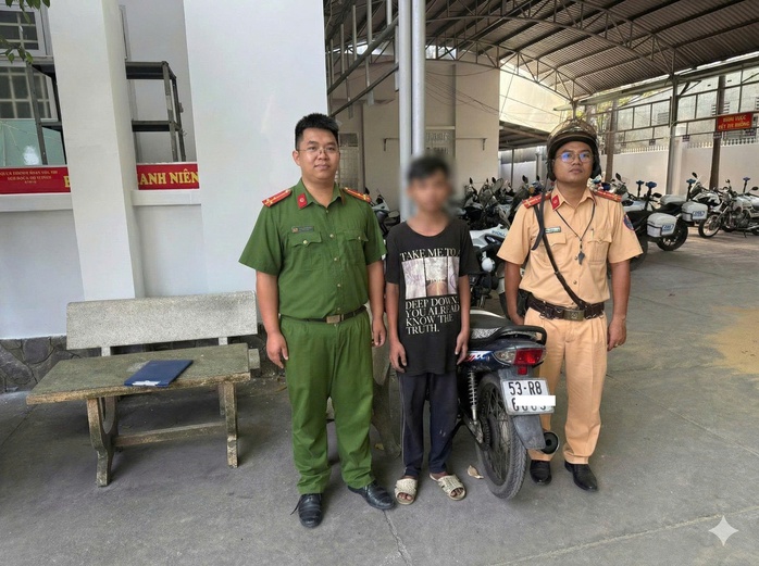 Bốc đầu xe máy để đăng mạng xã hội , thiếu niên ở TPHCM bị xử lý nghiêm - Ảnh 2. Bốc đầu xe máy để đăng mạng xã hội , thiếu niên ở TPHCM bị xử lý nghiêm - Ảnh 2.